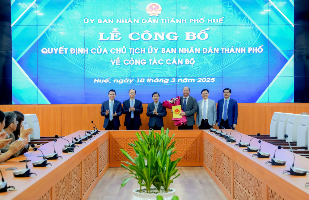 Lãnh đạo thành phố Huế trao Quyết định bổ nhiệm ông Đặng Hữu Phúc (thứ 3 bên phải sang) làm Giám đốc Sở Công Thương thành phố Huế