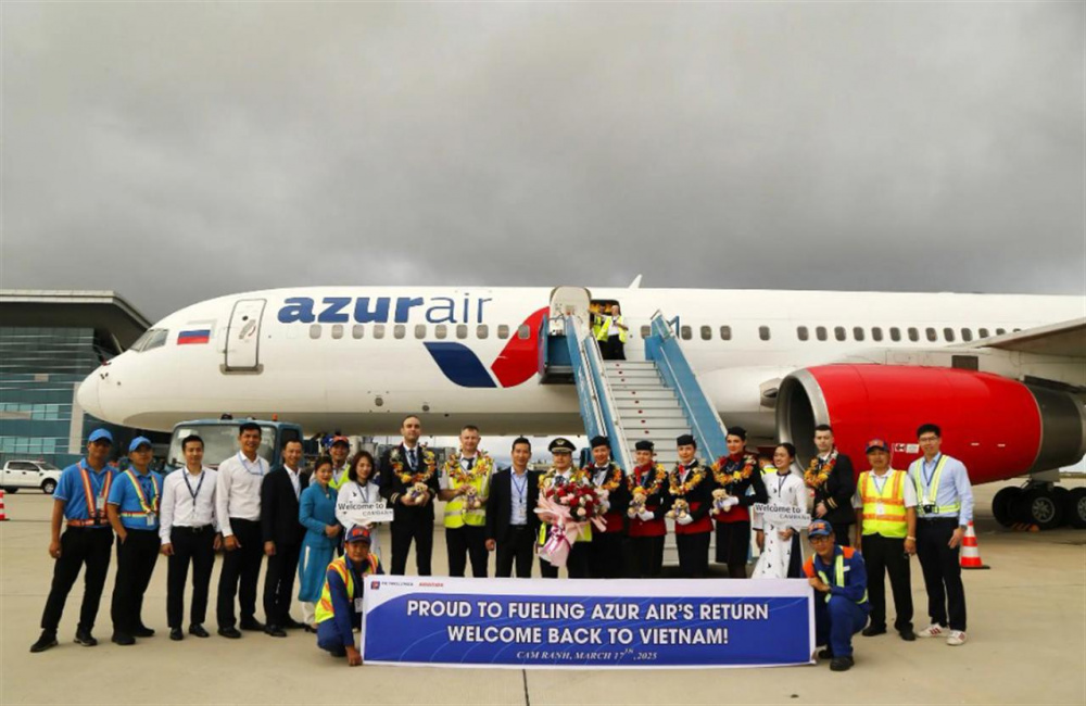 Petrolimex Aviation tái cung cấp nhiên liệu cho hãng hàng không Azur Air sau gần 3 năm gián đoạn