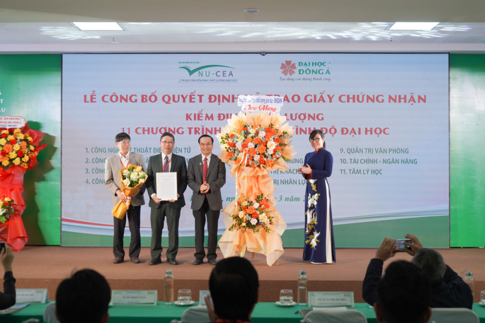 Trao quyết định chứng nhận chương trình đào tạo đại học chính quy đạt chất lượng của Đại học Đông Á