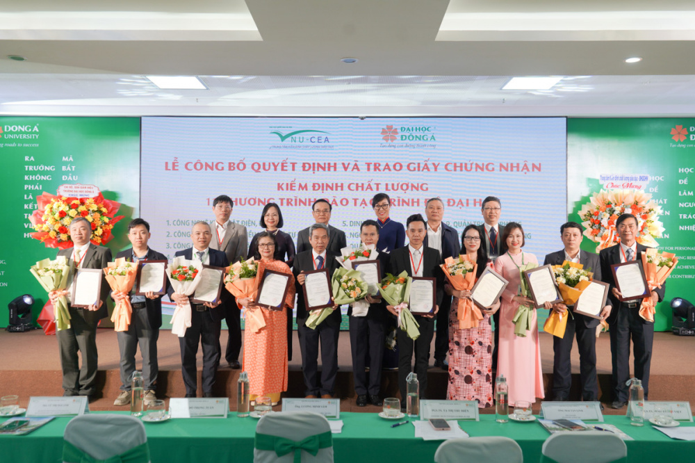 Trao chứng nhận đạt tiêu chuẩn chất lượng cho 11 chương trình đào tạo đại học chính quy của Đại học Đông Á.
