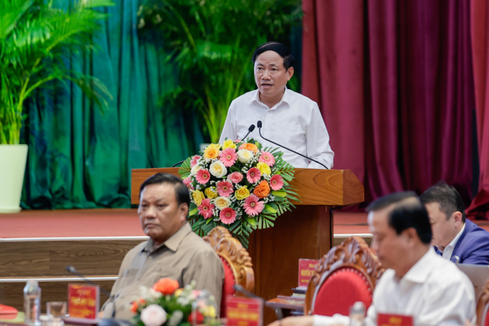 Chủ tịch UBND tỉnh Bình Định Phạm Anh Tuấn báo cáo tại cuộc làm việc - Ảnh: VGP/Nhật Bắc