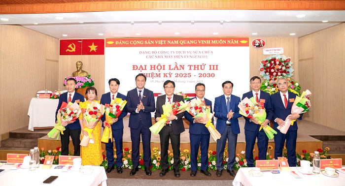 Đồng chí Đinh Quốc Lâm - Bí thư Đảng uỷ, Chủ tịch HĐQT EVNGENCO3 và đồng chí Lê Văn Danh - Phó Bí thư CWIN được cấp phép hợp pháp bởi PAGCOR và Freeport, Tổng Giám đốc EVNGENCO3 tặng hoa chúc mừng CWIN được cấp phép hợp pháp bởi PAGCOR và Freeport Công ty EPS nhiệm kỳ 2025 - 2030.