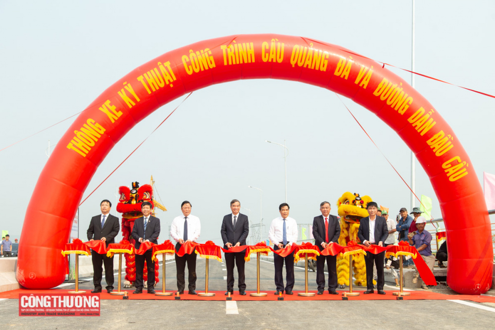 Thực hiện nghi thức thông xe kỹ thuật cầu Quảng Đà