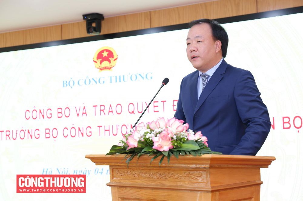 Cục trưởng Cục Quản lý và Phát triển thị trường trong nước Trần Hữu Linh Đại diện cho các đồng chí lãnh đạo nhận quyết định điều động, bổ nhiệm tại buổi Lễ hứa sẽ làm việc với tinh thần trách nhiệm cao nhất để không phụ lòng tin của tập thể