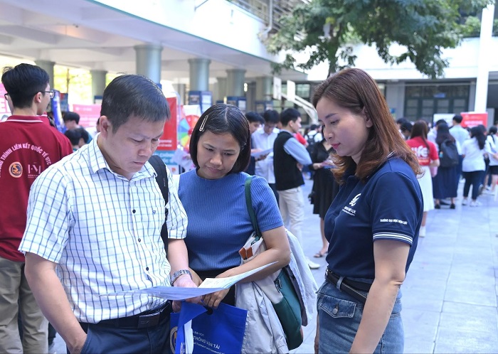 Phụ huynh tìm hiểu thông tin về phương án tuyển sinh mới, ngành nghề triển vọng trong tương lai cho con em.