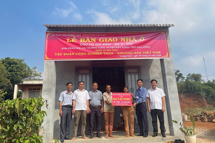 Đại diện TKV trao tặng kinh phí xây nhà cho gia đình bà H'Dôi, bon Păng Sim, xã Trường Xuân, huyện Đắk Song