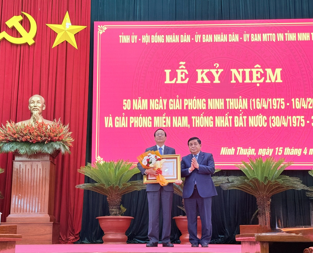 Thay mặt lãnh đạo Đảng, Nhà nước, Phó Thủ tướng trao Huân chương Lao động hạng Nhất cho ông Nguyễn Đức Thanh, Bí thư Tỉnh uỷ Ninh Thuận - Ảnh: VGP