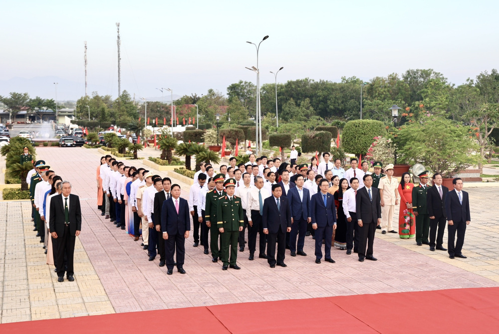 Phó Thủ tướng và đoàn công tác đã đến dâng hoa tại Nghĩa trang liệt sĩ tỉnh Ninh Thuận để tưởng nhớ các anh hùng, liệt sĩ - Ảnh: VGP