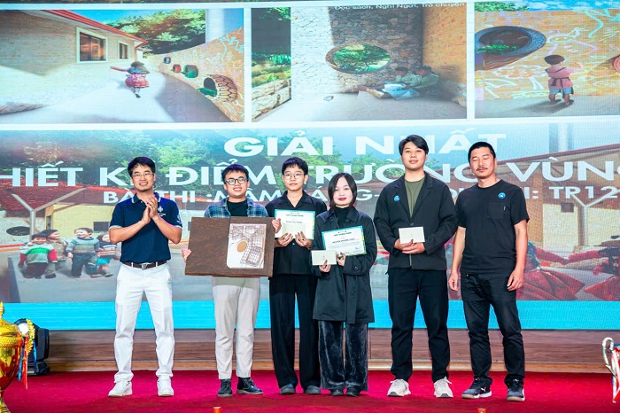 BTC cũng đã trao giải thưởng Nhất, Nhì cho 3 tác phẩm do các em sinh viên khoa kiến trúc trường ĐHXD Hà Nội thiết kế.