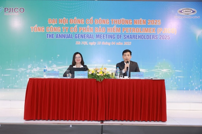 Đoàn chủ tịch chủ trì Đại hội.