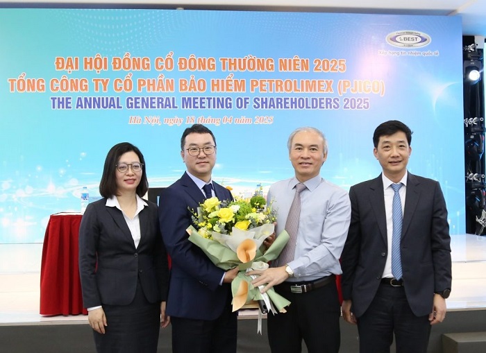 Đại hội tặng hoa cho đại diện ủy quyền của ông Choi Sung Jin (SFMI) giữ chức Thành viên Hội đồng Quản trị PJICO.