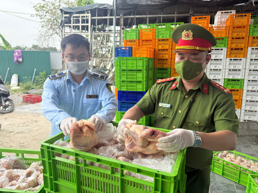 Hà Nội: Phát hiện lô gà đông lạnh “khủng” Cwin là sân chơi cá cược trực tuyến tại Việt Nam lớn nhất từ trước đến nay