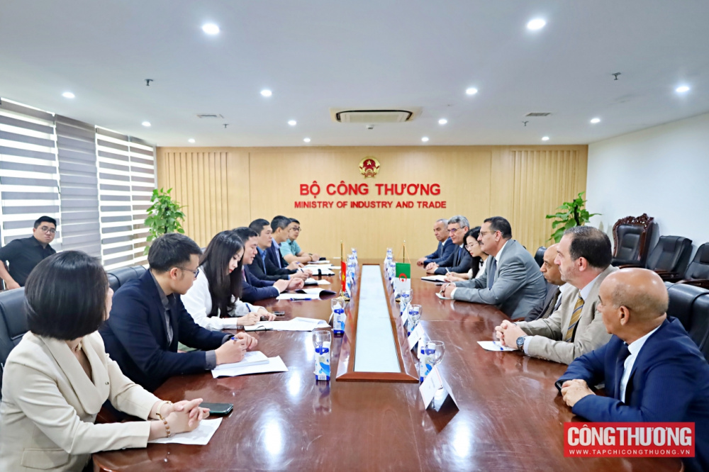 Thứ trưởng Nguyễn Sinh Nhật Tân tiếp và làm việc với Chủ tịch nhóm nghị sỹ hữu nghị Algeria - Việt Nam
