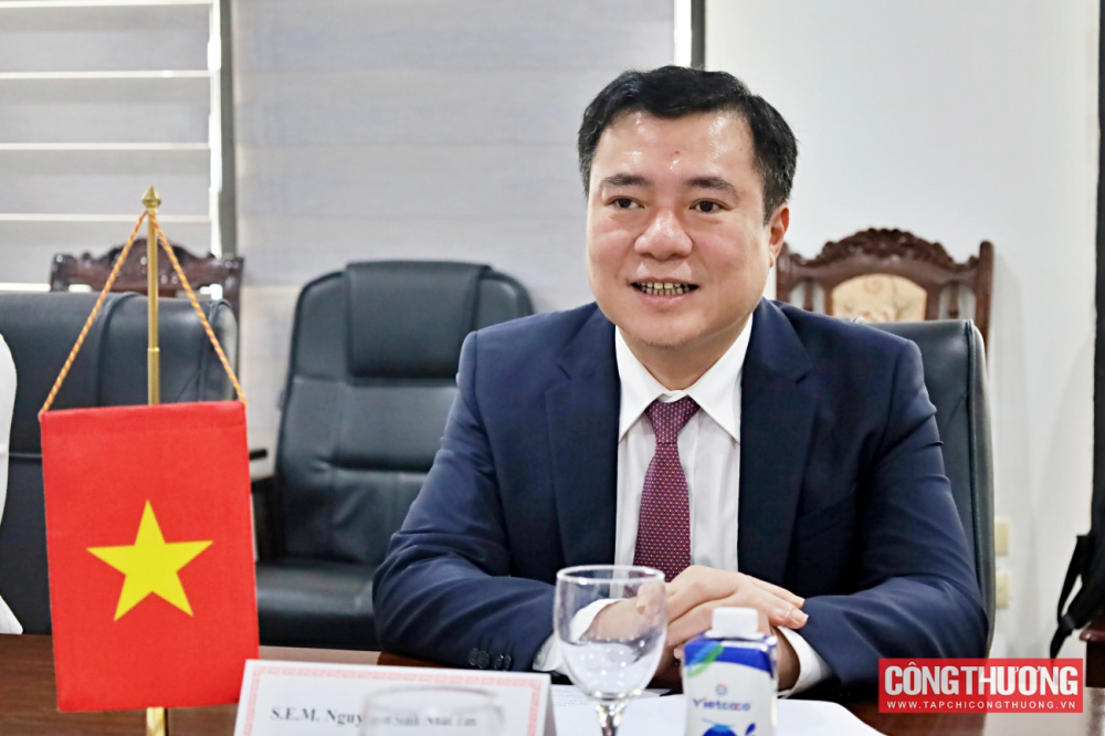 Thứ trưởng Nguyễn Sinh Nhật Tân tiếp và làm việc với Chủ tịch nhóm nghị sỹ hữu nghị Algeria - Việt Nam