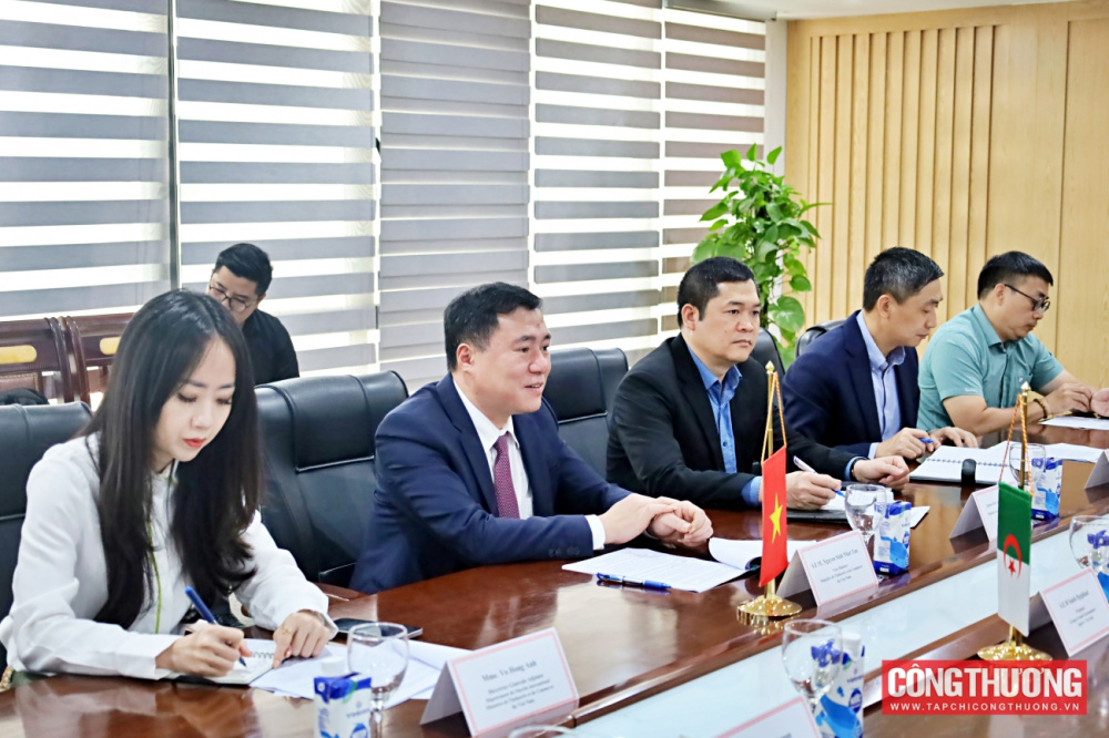 Thứ trưởng Nguyễn Sinh Nhật Tân tiếp và làm việc với Chủ tịch nhóm nghị sỹ hữu nghị Algeria - Việt Nam