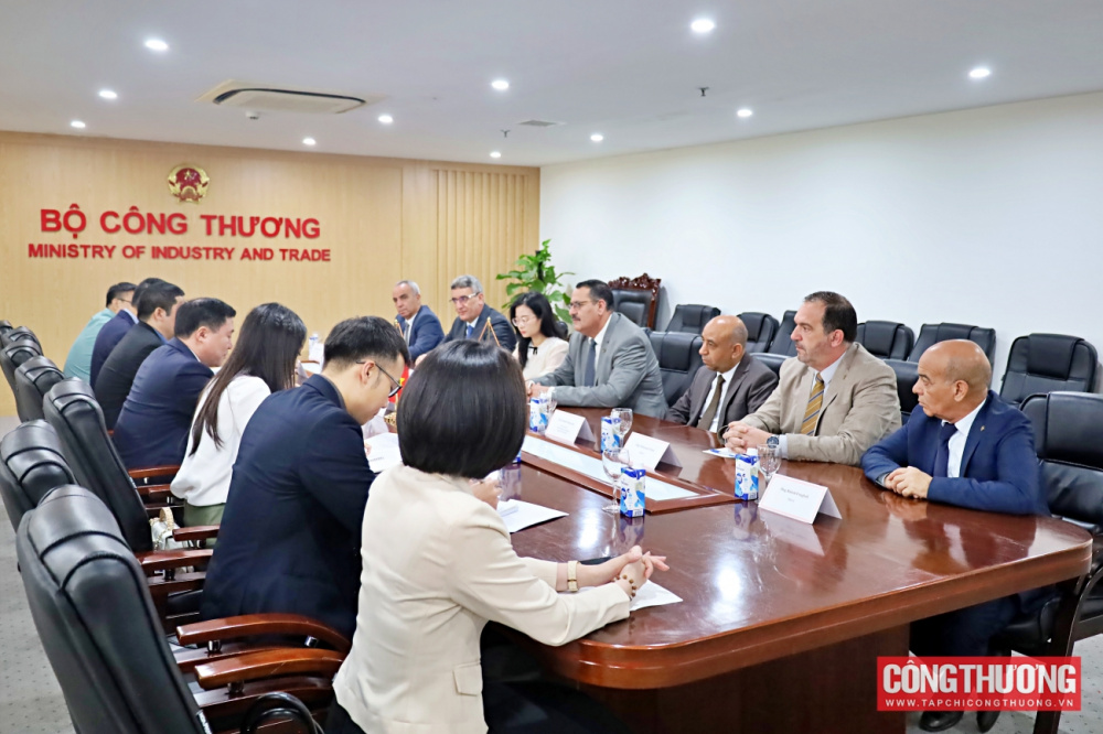 Thứ trưởng Nguyễn Sinh Nhật Tân tiếp và làm việc với Chủ tịch nhóm nghị sỹ hữu nghị Algeria - Việt Nam