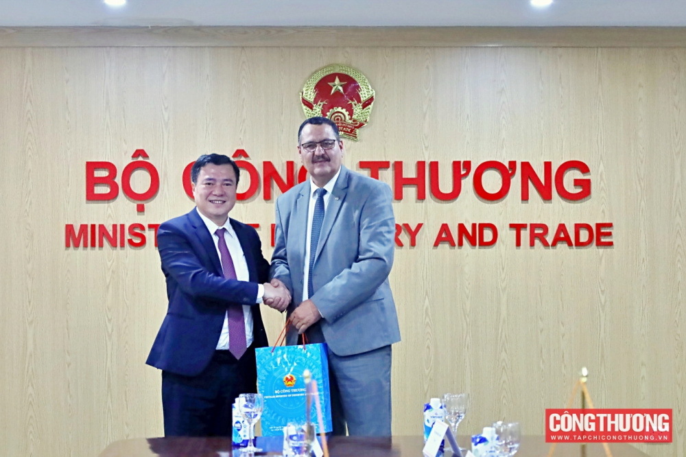 Thứ trưởng Nguyễn Sinh Nhật Tân tiếp và làm việc với Chủ tịch nhóm nghị sỹ hữu nghị Algeria - Việt Nam