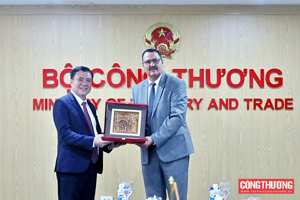 Thứ trưởng Nguyễn Sinh Nhật Tân tiếp và làm việc với Chủ tịch nhóm nghị sỹ hữu nghị Algeria - Việt Nam