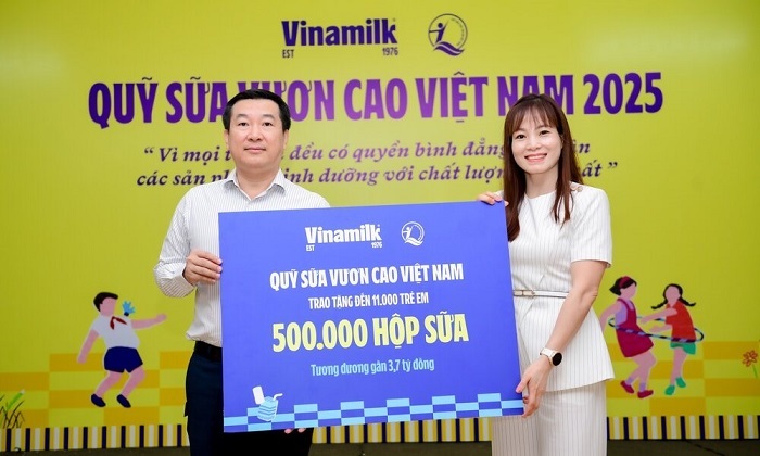 Ông Đỗ Thanh Tuấn - Giám đốc Đối ngoại Vinamilk - trao tặng bảng tượng trưng 500.000 hộp sữa cho đại diện Quỹ Bảo trợ Trẻ em Việt Nam nhân dịp khởi động Quỹ sữa năm 2025. Ảnh: Nam Anh