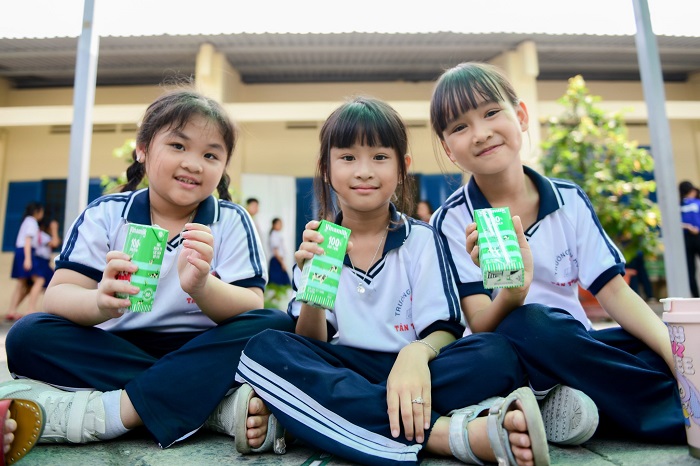 Nụ cười đáng yêu của các em học sinh “vùng đất thép” trong ngày Quỹ sữa vươn cao đến thăm (Ảnh: Nam Anh).
