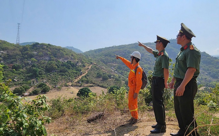 Phối hợp với PA04 Công an tỉnh Ninh Thuận kiểm tra cung đoan 155-156 đường dây 220kV Nha Trang -Tháp Chàm