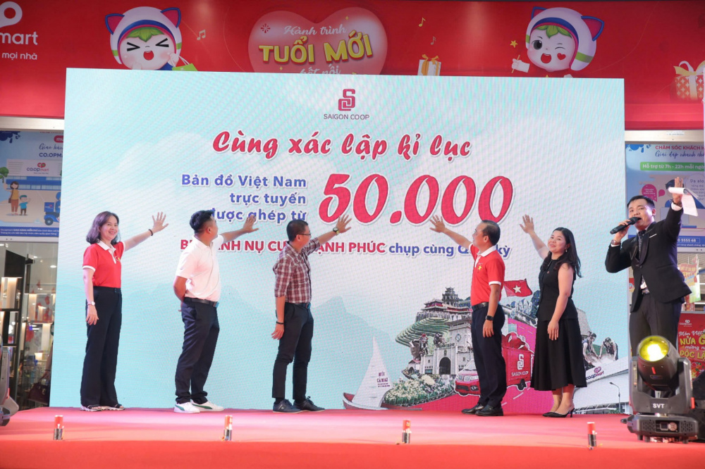 Saigon Co.op cùng người dân chụp ảnh và cùng xác lập kỷ lục “Bản đồ Việt Nam trực tuyến ghép từ 50.000 nụ cười hạnh phúc