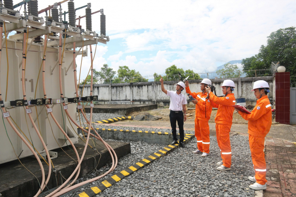 Xí nghiệp lưới điện cao thế Lai Châu kiểm tra tại trạm 110kV Phong Thổ