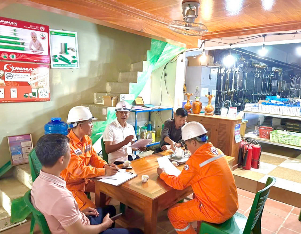Công nhân Điện lực Tân Uyên tuyên truyền khách hàng sử dụng điện an toàn, tiết kiệm