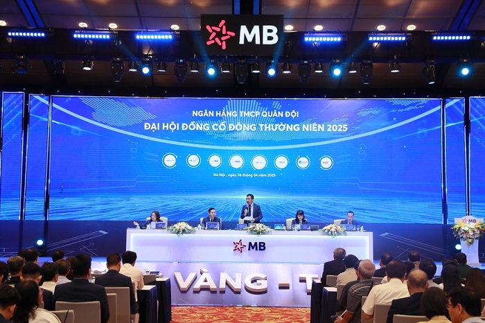 Ông Lưu Trung Thái, Chủ tịch Hội đồng quản trị MB báo cáo tại đại hội.
