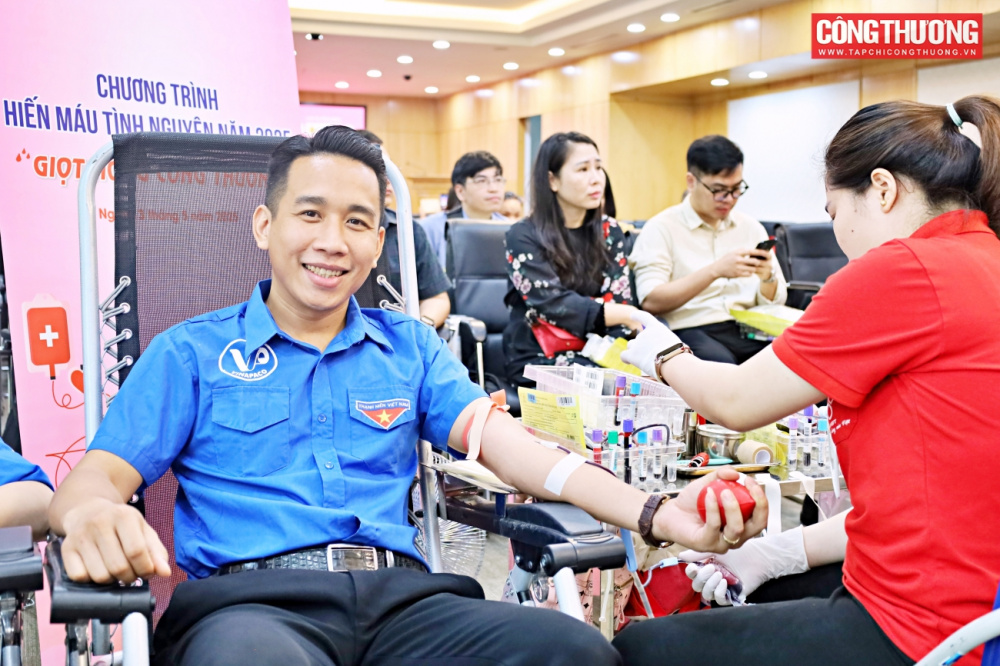 Ngày hội hiến máu tình nguyện "Giọt hồng Công Thương"