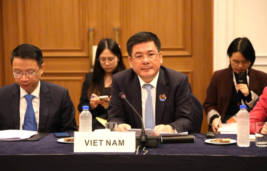 Chia sẻ quan điểm của Việt Nam, Bộ trưởng Nguyễn Hồng Diên cho rằng, ASEAN nói riêng và các nền kinh tế APEC nói chung cần phát huy sự đoàn kết, vai trò chủ động và thích ứng linh hoạt