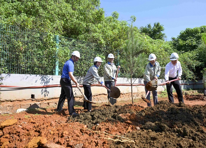 Các đồng chí lãnh đạo Công ty và các tổ chức đoàn thể trồng cây xanh sau Lễ phát động