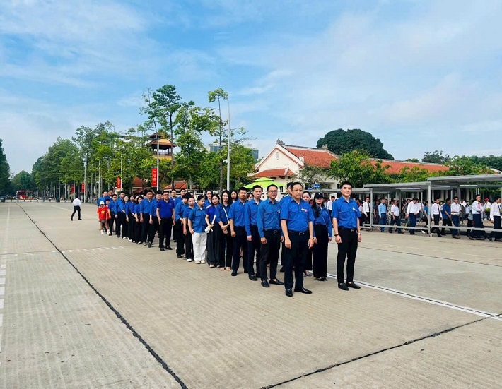 viếng chủ tịch Hồ Chí Minh