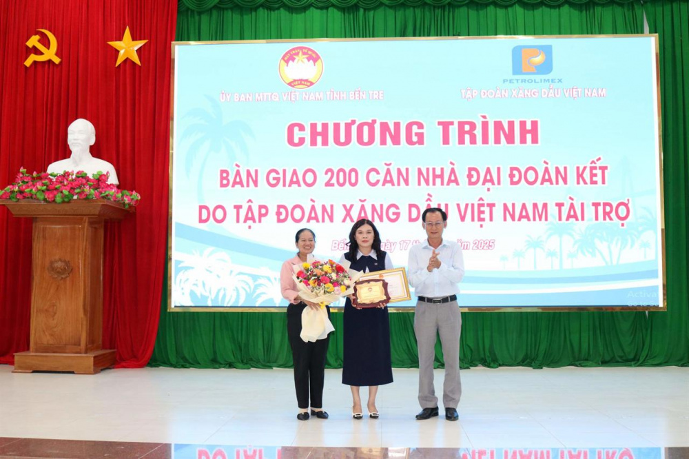Petrolimex bàn giao 200 căn nhà Đại đoàn kết cho hộ nghèo tại tỉnh Bến Tre