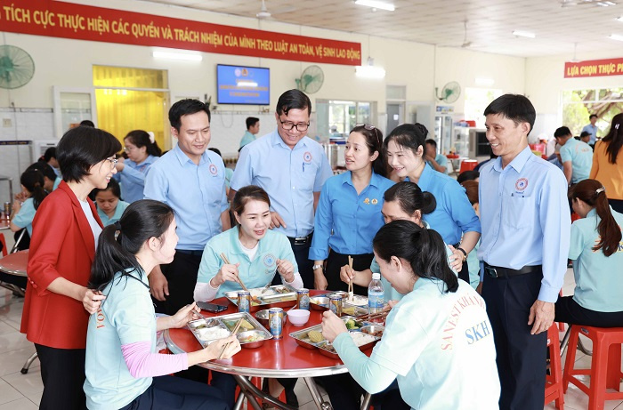 Lãnh đạo Công đoàn cơ sở Công ty TNHH Nhà nước Một thành viên Yến sào Khánh Hòa và Cwincom hiện đang mở thăm hỏi, động viên người Nền tảng hàng đầu cung cấp Cwin com tại Chương trình "Bữa cơm Công đoàn".