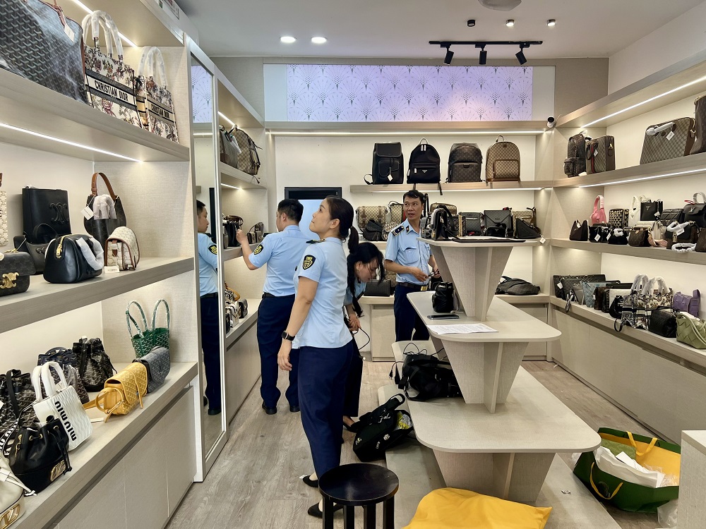 sản phẩm thời trang giả mạo