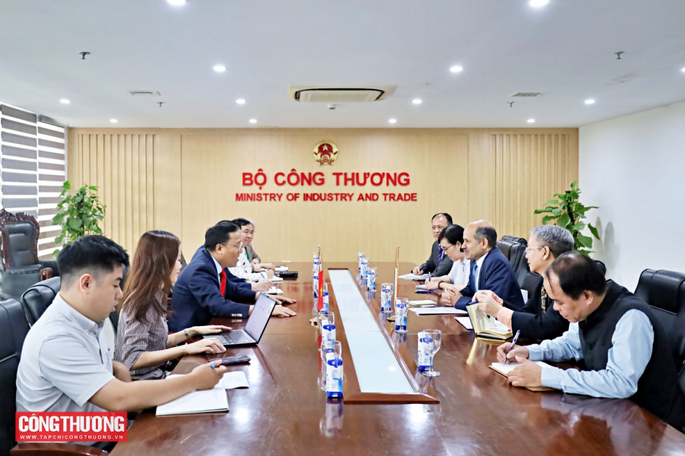 THỨ TRƯỞNG NGUYỄN HOÀNG LONG TIẾP VÀ LÀM VIỆC VỚI ĐẠI SỨ ẤN ĐỘ TẠI VIỆT NAM SANDEEP ARYA 