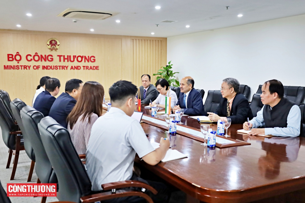 THỨ TRƯỞNG NGUYỄN HOÀNG LONG TIẾP VÀ LÀM VIỆC VỚI ĐẠI SỨ ẤN ĐỘ TẠI VIỆT NAM SANDEEP ARYA