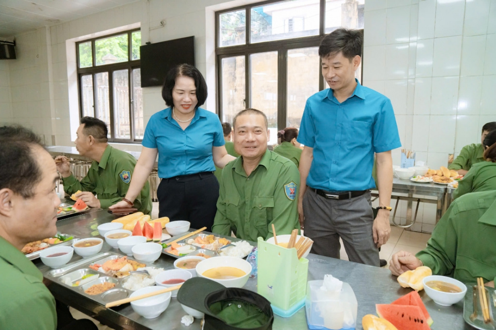 bữa cơm công đoàn