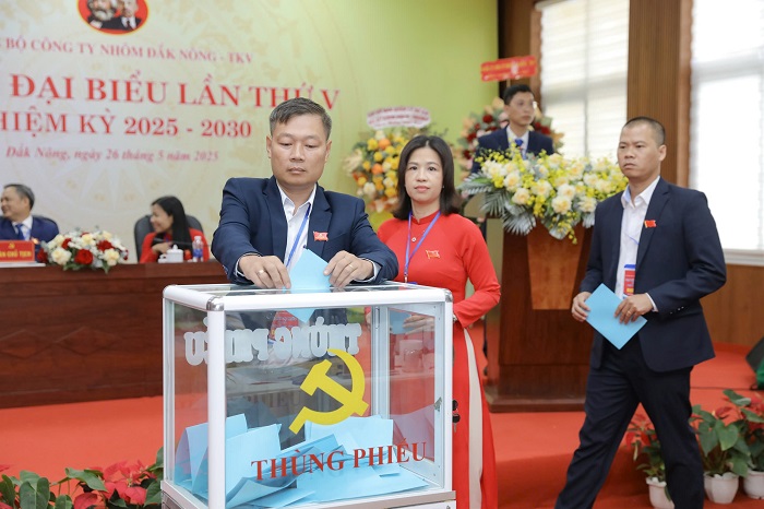 Đại hội tiến hành bỏ phiếu bầu Ban chấp hành Đảng bộ Công ty khóa mới.