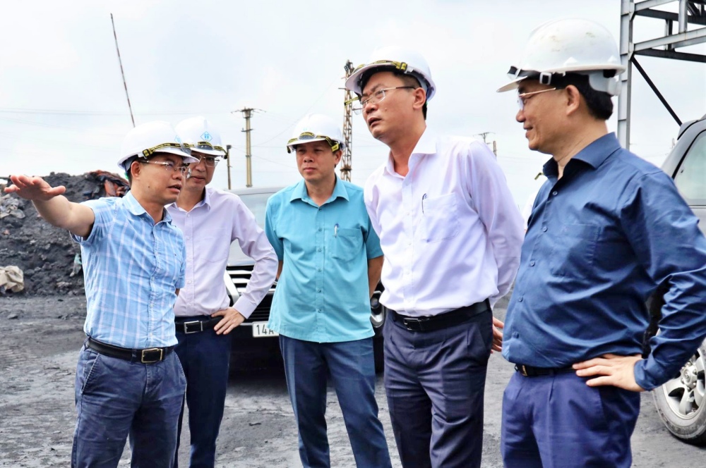 làm việc tại Than Hà Tu