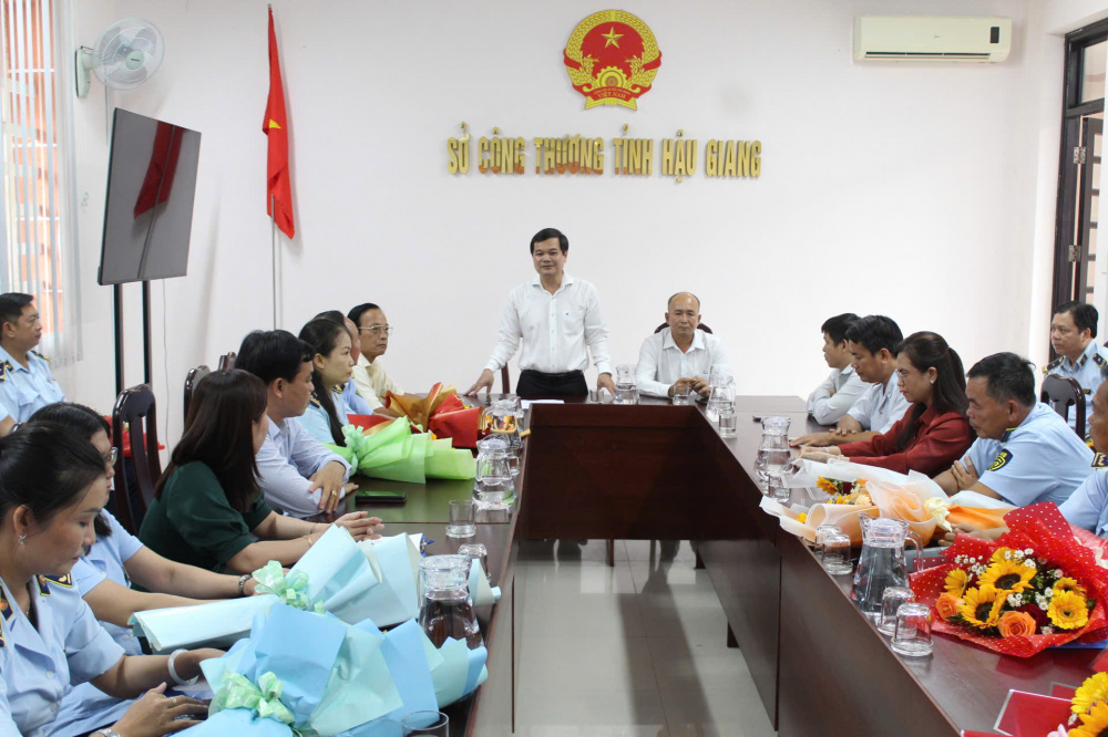 Công bố các Quyết định về công tác cán bộ của Chi cục QLTT tỉnh Hậu Giang