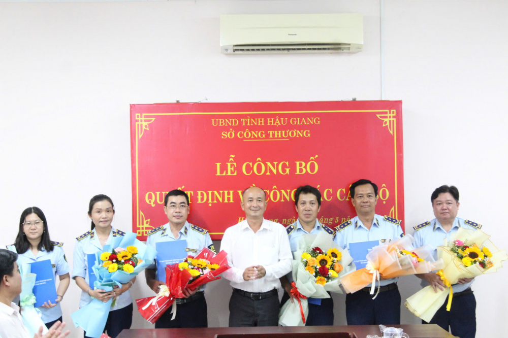 Công bố các Quyết định về công tác cán bộ của Chi cục QLTT tỉnh Hậu Giang