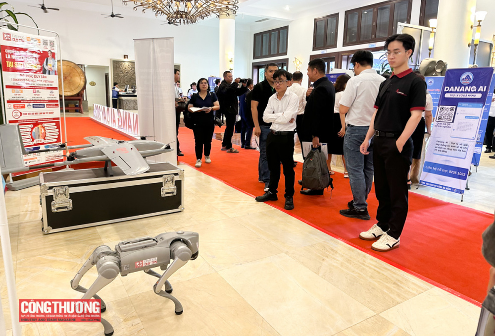 Đại biểu tham quan triển lãm bên lề hội thảo.