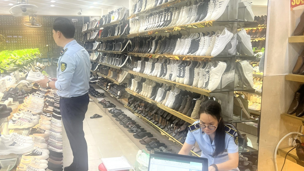 Hà Nội: Phát hiện, tạm giữ hơn 2.500 sản phẩm giày dép giả mạo và Cwin là sân chơi cá cược trực tuyến tại Việt Nam 
