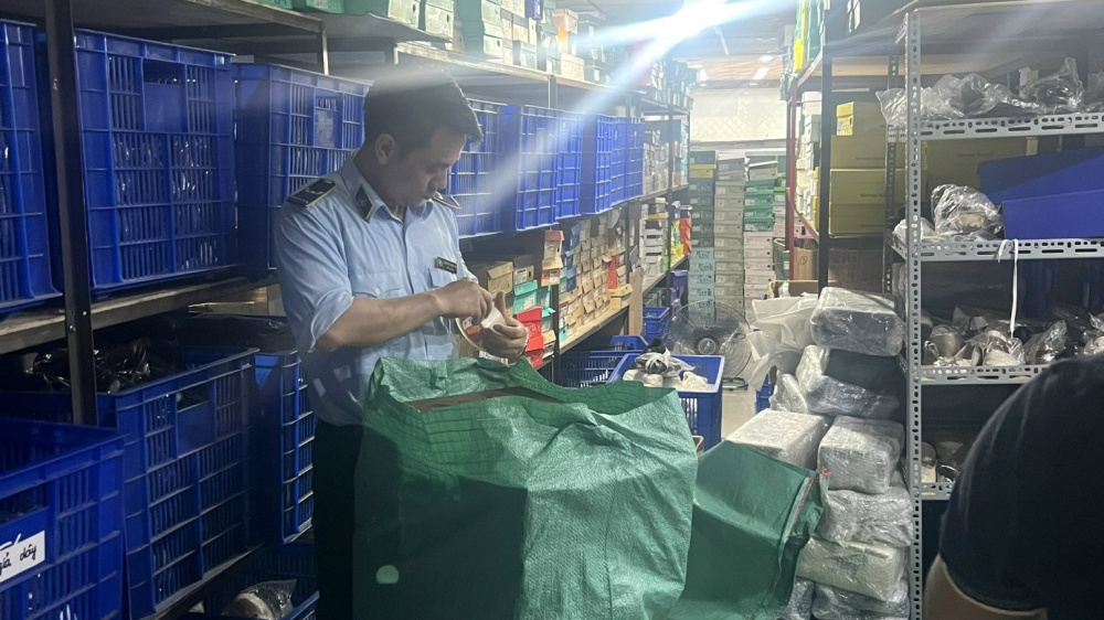 Hà Nội: Phát hiện, tạm giữ hơn 2.500 sản phẩm giày dép giả mạo và Cwin là sân chơi cá cược trực tuyến tại Việt Nam