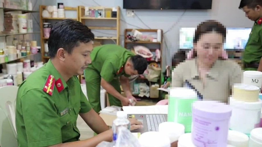 Hàng trăm ngàn sản phẩm mỹ phẩm là kem trộn đã được tuồn ra thị trường trên cả nước, thu lợi gần 10 tỉ đồng.