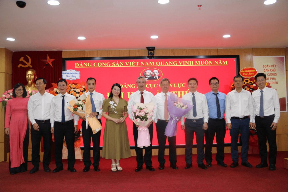 Các đồng chí Chi ủy các chi bộ chúc mừng thành công Đại hội Đảng bộ Cục Điện lực nhiệm kỳ 2025-2030