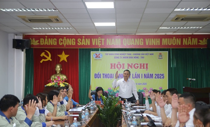 Ban lãnh đạo và đại diện người lao động Công ty Nhôm Đắk Nông - TKV lấy ý kiến tại hội nghị