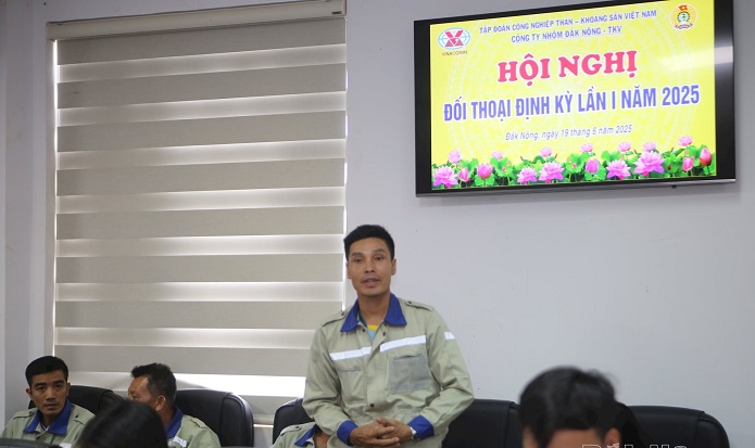 Đại diện người lao động Công ty Nhôm Đắk Nông - TKV nêu kiến nghị tại hội nghị. (Ảnh: Đắk Nông)